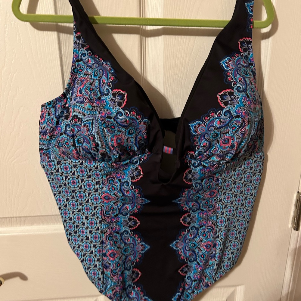 Women’s plus size swimsuit never worn no tags